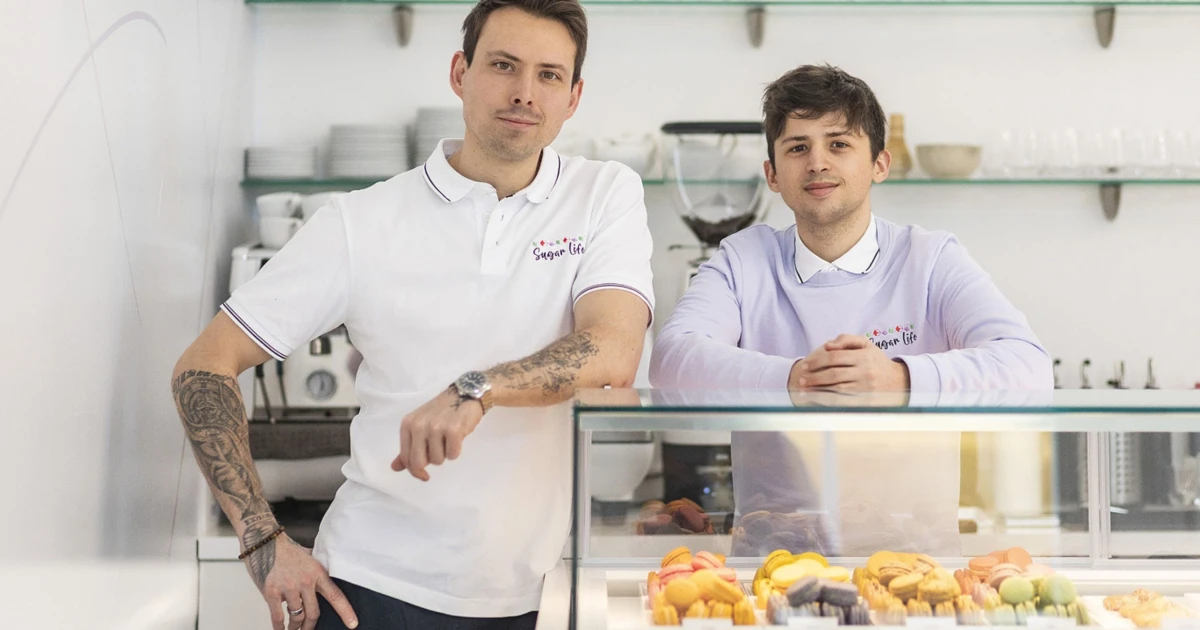 Makronky s lanýžem i parmazánem. Cukrářský talent Ryasnyy zakotvil v Praze