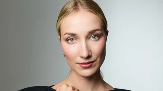 Alpy, elegance a lekce buddhismu. Poznejte Rozárii Haškovcovou Out of Office