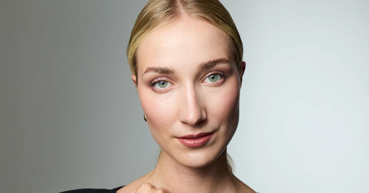 Alpy, elegance a lekce buddhismu. Poznejte Rozárii Haškovcovou Out of Office