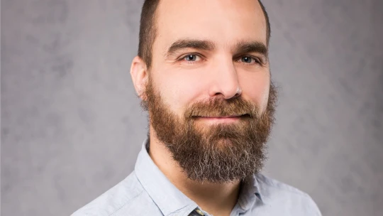 Do odpovědí asistenta chceme dávat reklamy, říká šéf AI sekce v Seznamu