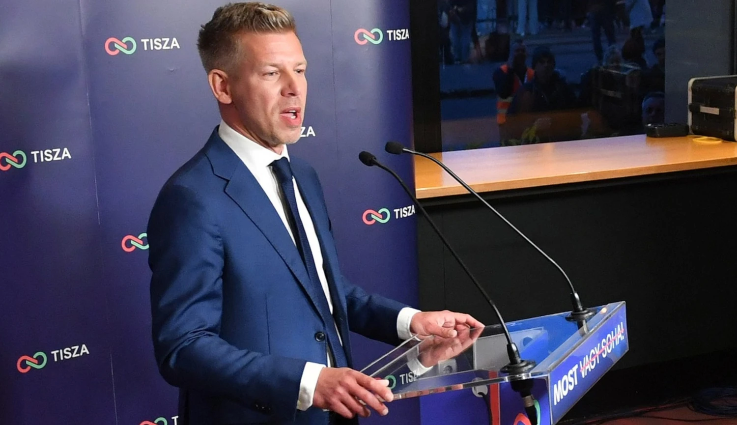 Střídání moci po šestnácti letech. Kdo je Péter Magyar, který nahradí Orbána?