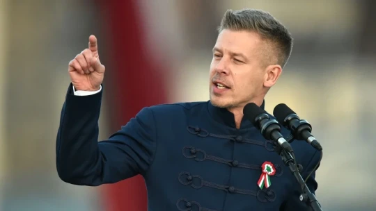 Střídání moci po&nbsp;šestnácti letech. Kdo je Péter Magyar, který nahradí Orbána?