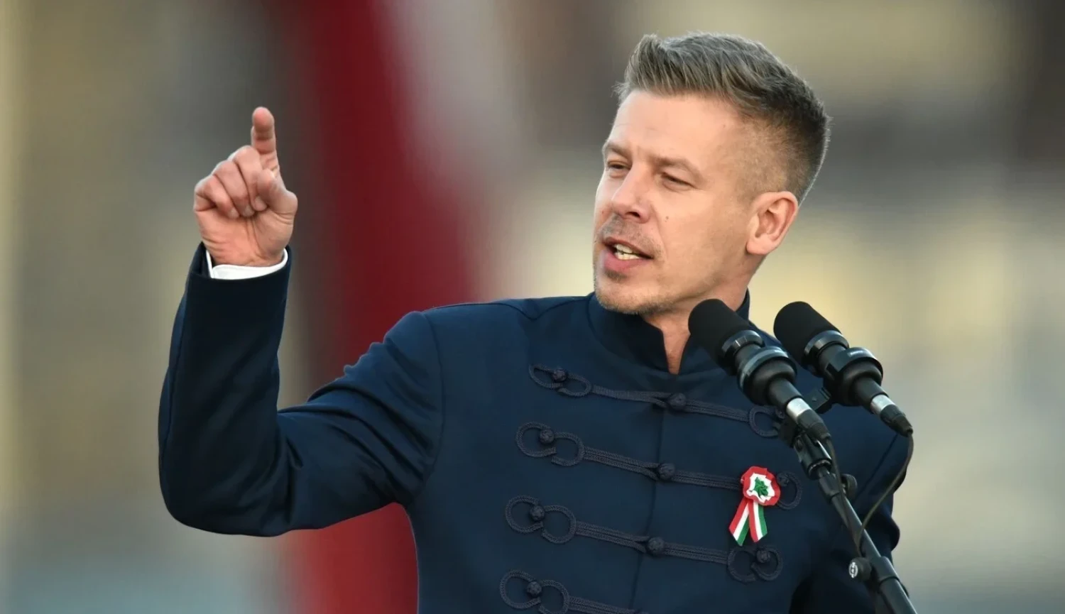 Střídání moci po&nbsp;šestnácti letech. Kdo je Péter Magyar, který nahradí Orbána?