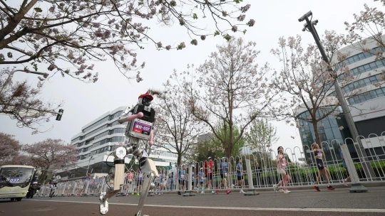 Roboti už jsou rychlejší než lidé. Stroj od Honoru zaběhl půlmaraton za padesát minut
