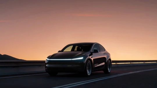 Musk sází na autonomní taxíky. Tesla spustila výrobu Cybercabu