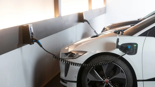 Žně pro majitele elektromobilů. O víkendu vydělali jen tím, že si nabili auto