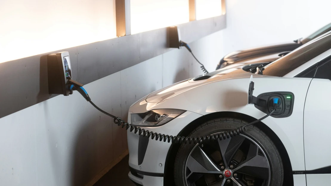 Žně pro majitele elektromobilů. O víkendu vydělali jen tím, že si nabili auto