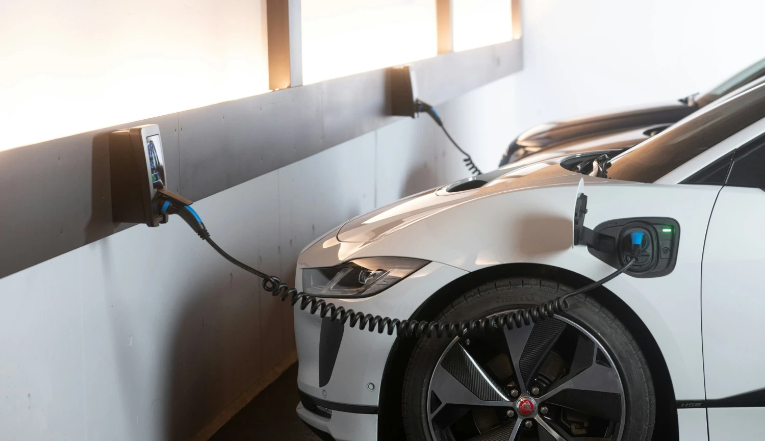 Žně pro majitele elektromobilů. O víkendu vydělali jen tím, že si nabili auto