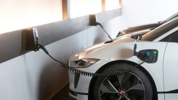 Žně pro majitele elektromobilů. O víkendu vydělali jen tím, že si nabili auto