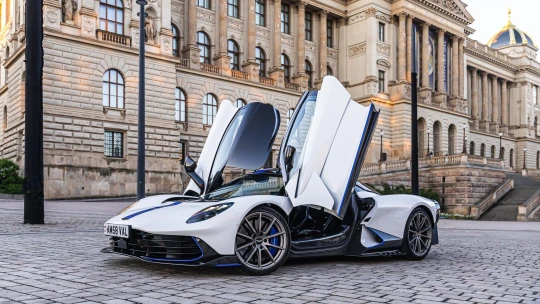 Aston Martin za třicet milionů? Češi jich kupují víc, než se čekalo