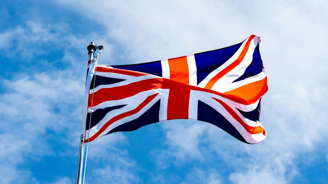 Vládní krize na Ostrovech hýbe s&nbsp;trhy. Britské akcie i&nbsp;libra oslabují