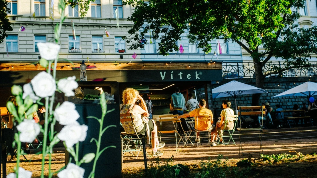Žižkov má nové letní útočiště. Vítek sází na komunitu, pivo a stín pod korunami