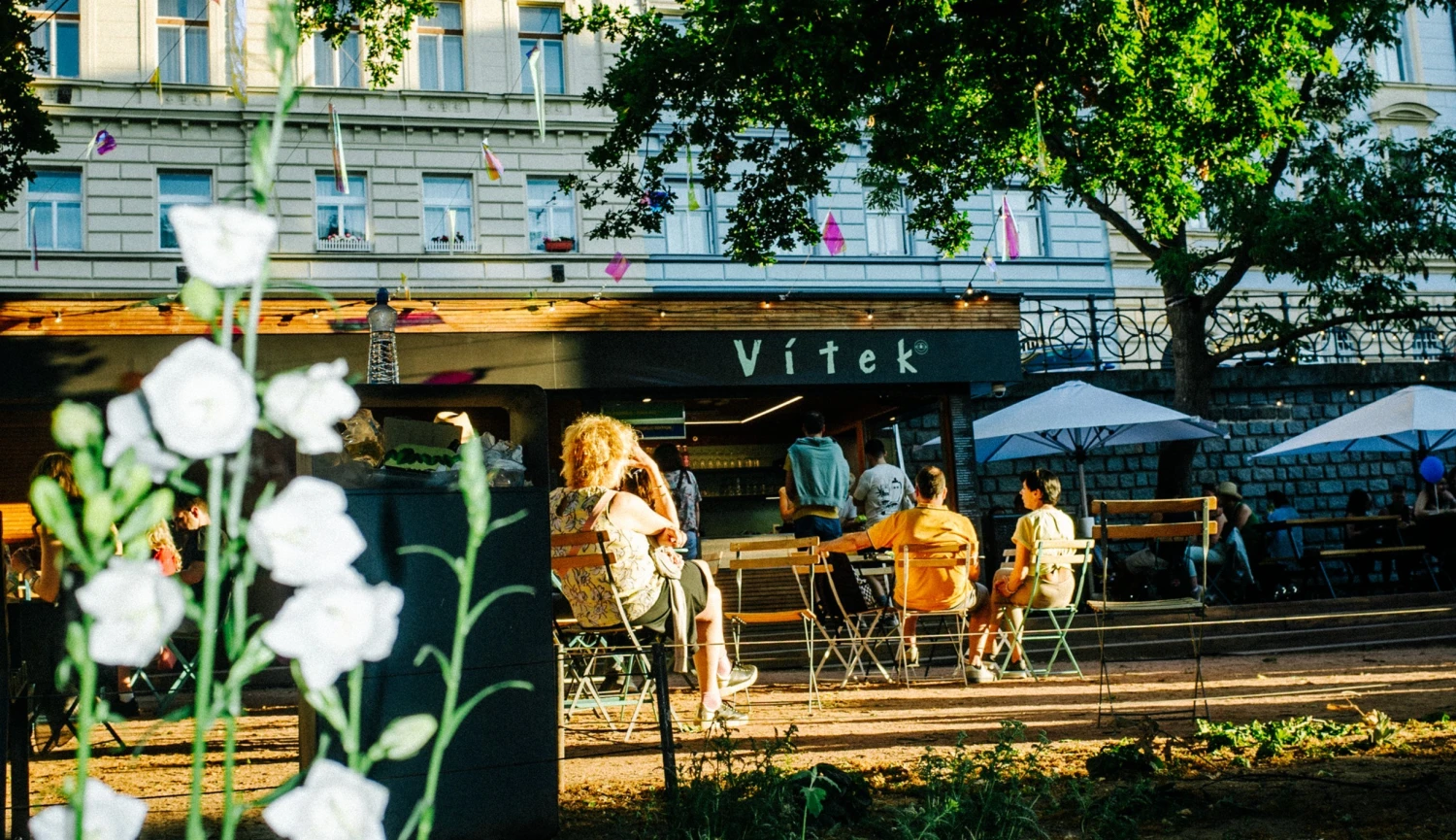 Žižkov má nové letní útočiště. Vítek sází na komunitu, pivo a stín pod korunami