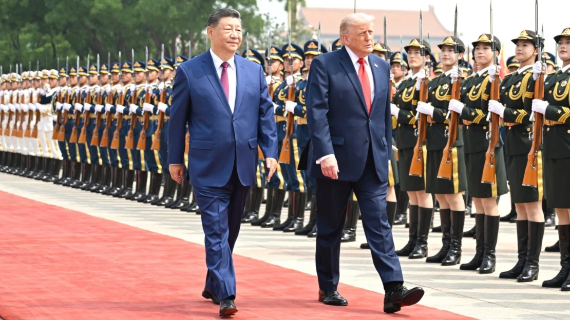 Ranní výběr: Kamarádi Si a&nbsp;Trump odkládají obchodní válku a&nbsp;Rusko míří s&nbsp;drony na jih