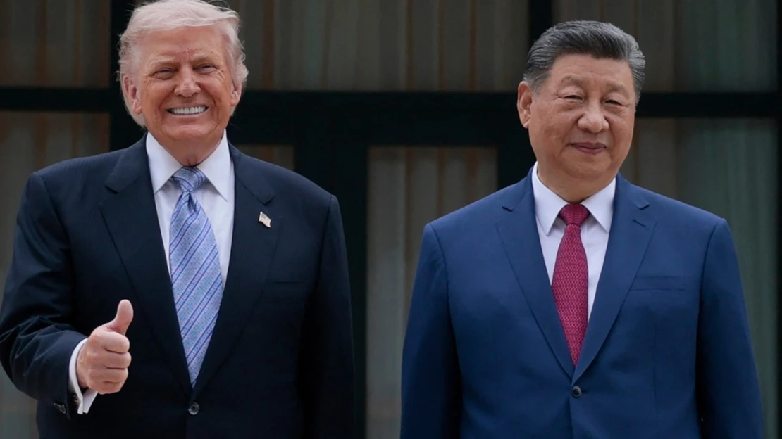 Pompézní výroky, ale reálných dohod málo. Co přinesla Trumpova cesta do Pekingu?