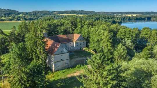 Hrad za cenu pražské garsonky či pozemek na Petříně. Tyto top reality jsou na prodej