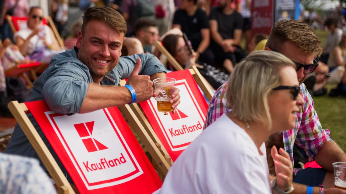 Pro rohlík či&nbsp;ovoce na hudební festival. Retailoví giganti našli nový způsob reklamy