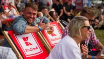 Pro rohlík či&nbsp;ovoce na hudební festival. Retailoví giganti našli nový způsob reklamy