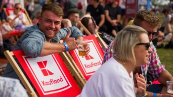 Pro rohlík či&nbsp;ovoce na hudební festival. Retailoví giganti našli nový způsob reklamy