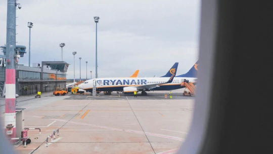 Přes dvě stě milionů cestujících a&nbsp;rekordní zisk. Ryanair se ale obává dalšího roku