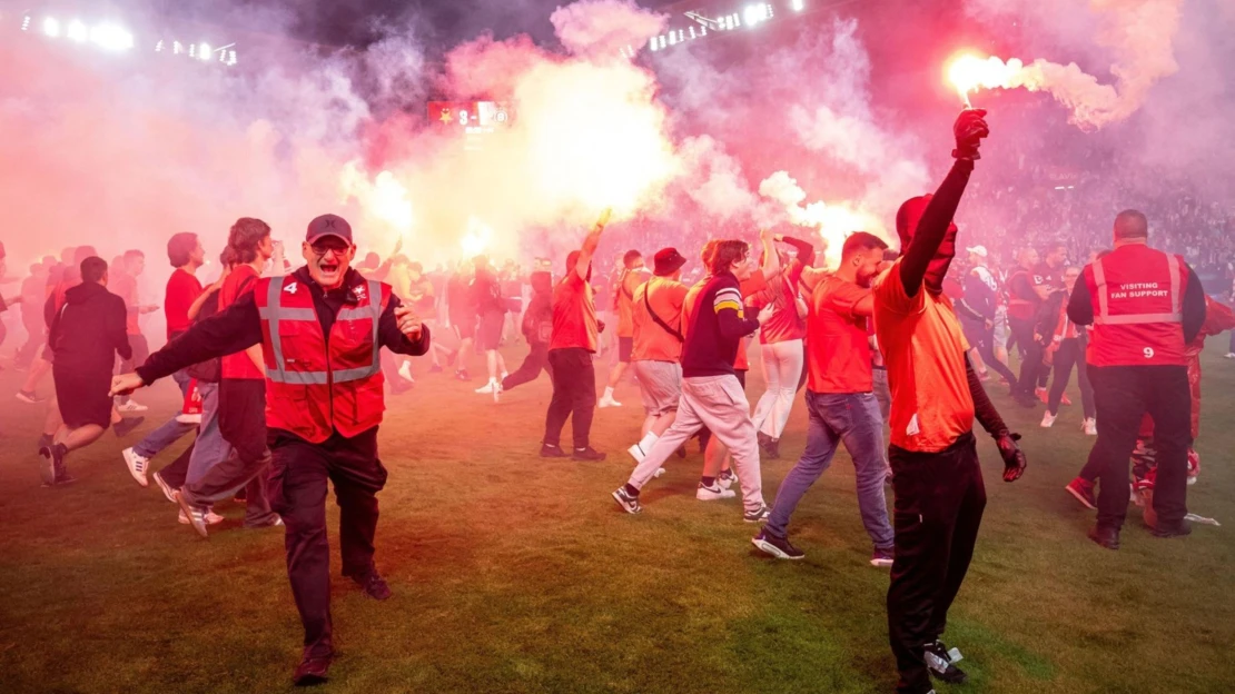 Za peklo v&nbsp;ráji nemůže jen běsnící dav. Slavia šla ostudě dlouho naproti