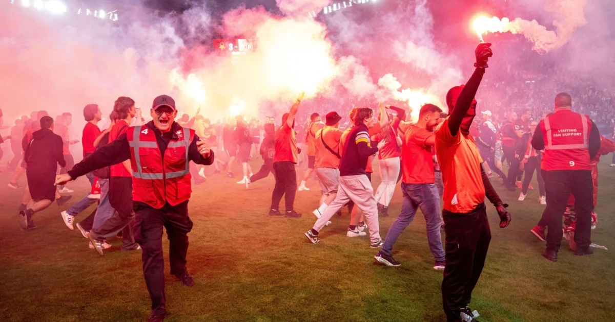 Za peklo v ráji nemůže jen běsnící dav. Slavia šla ostudě dlouho naproti