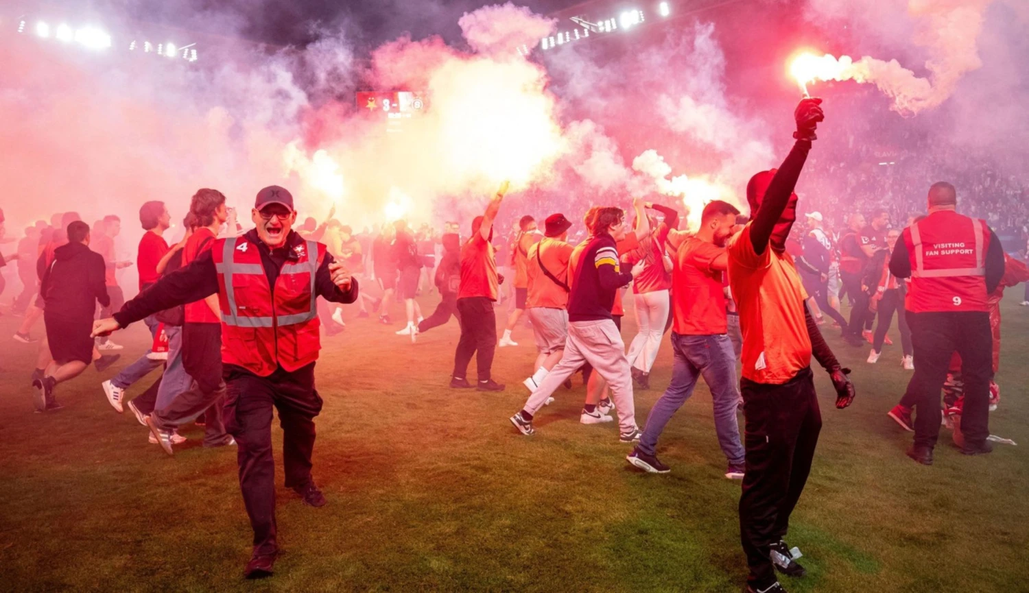 Za peklo v&nbsp;ráji nemůže jen běsnící dav. Slavia šla ostudě dlouho naproti
