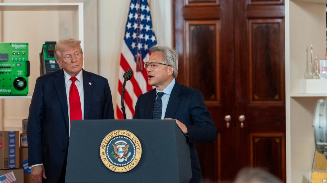 Trump našel v&nbsp;Huangovi spojence pro AI. Šéf Nvidie odmítá volání po&nbsp;zpomalení
