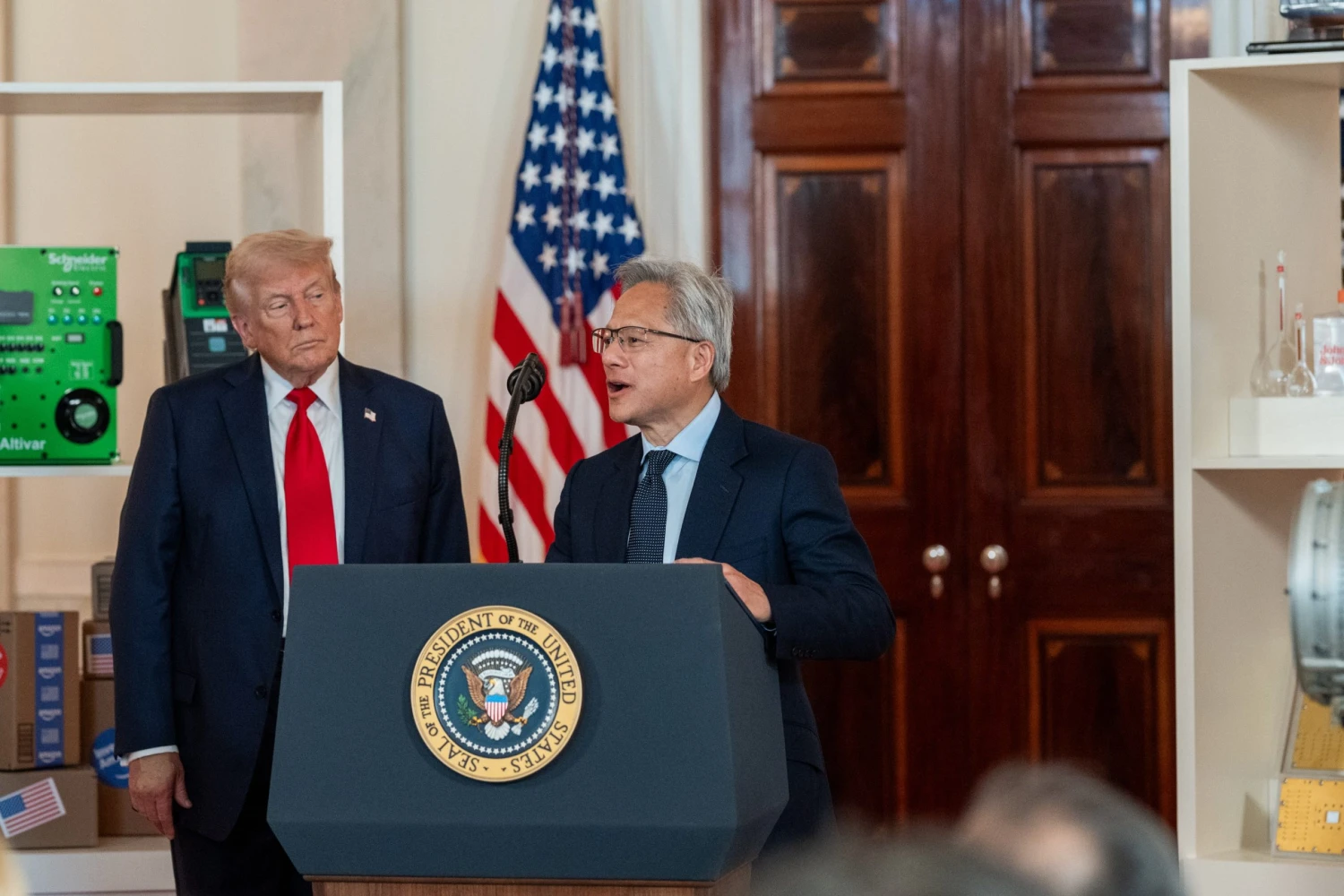 Trump našel v&nbsp;Huangovi spojence pro AI. Šéf Nvidie odmítá volání po&nbsp;zpomalení