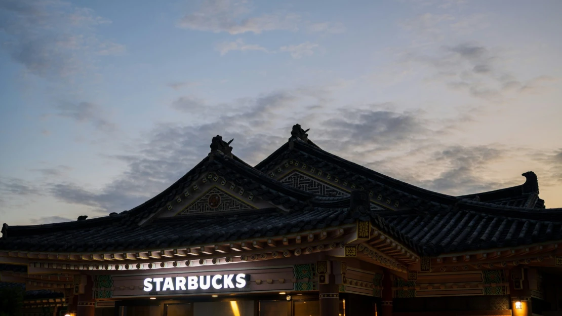 Korejský Starbucks čelí bojkotu kvůli kontroverzní kampani. Firma odvolala ředitele