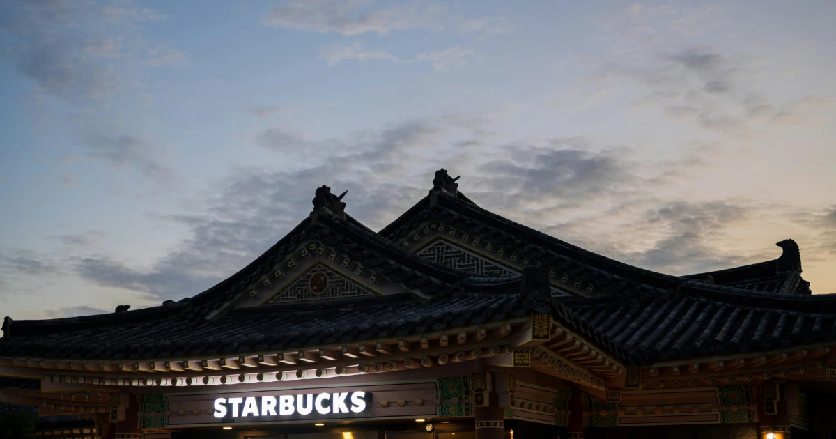 Korejský Starbucks čelí bojkotu kvůli kontroverzní kampani. Firma odvolala ředitele