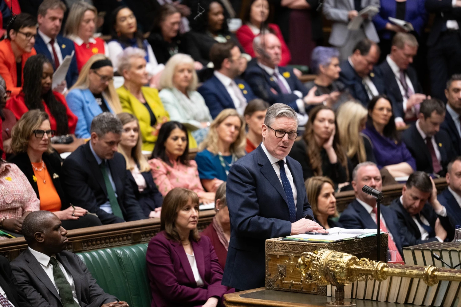 Sedmý britský premiér za deset let. Starmera z&nbsp;čela vlády i&nbsp;strany vystrnadili vlastní poslanci
