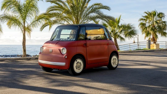 Fiat spouští v Česku prodej nového elektromobilu. Dá se nabíjet přes klasickou zásuvku