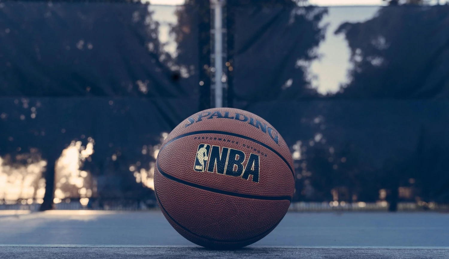 NBA slaví osmdesát let. Jak vzniklo její ikonické logo generující miliardy dolarů?