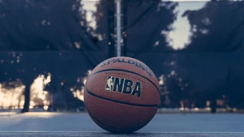 NBA slaví osmdesát let. Jak vzniklo její ikonické logo generující miliardy dolarů?