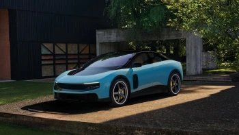 Smáli se mu. Teď se elektrické Ferrari Luce prodalo za víc než osm set milionů korun