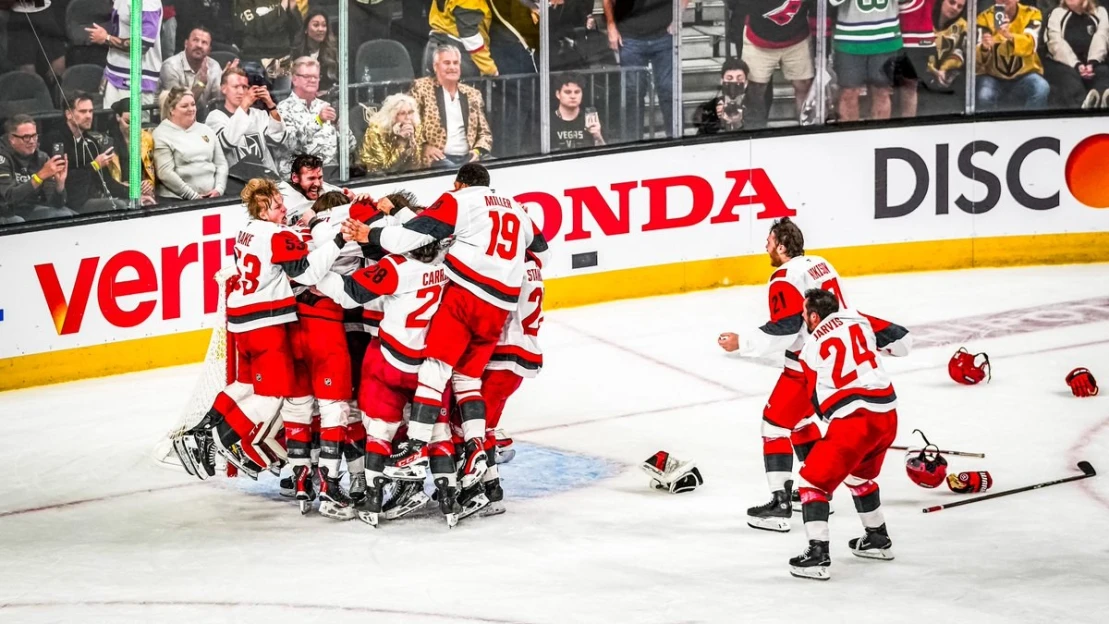 Stanley Cup bez Hertla. Carolina ve finále přehrála i Vegas a po dvaceti letech slaví