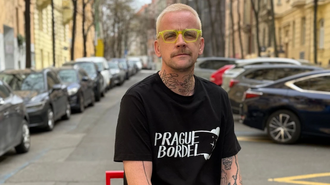 Místo scénografie se dal na úklidové terapie. V domovech nečistí jen nepořádek