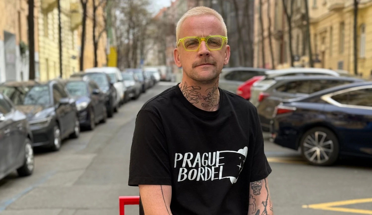 Místo scénografie se dal na úklidové terapie. V domovech nečistí jen nepořádek