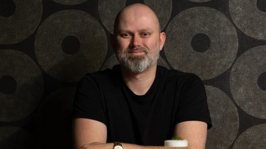 Má nejlepší koktejlové menu v Česku. Přesto jeho bar skoro nikdo nezná