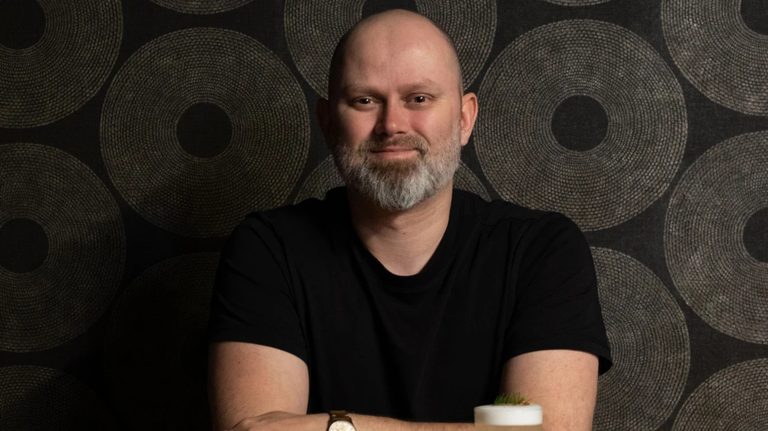 Má nejlepší koktejlové menu v Česku. Přesto jeho bar skoro nikdo nezná