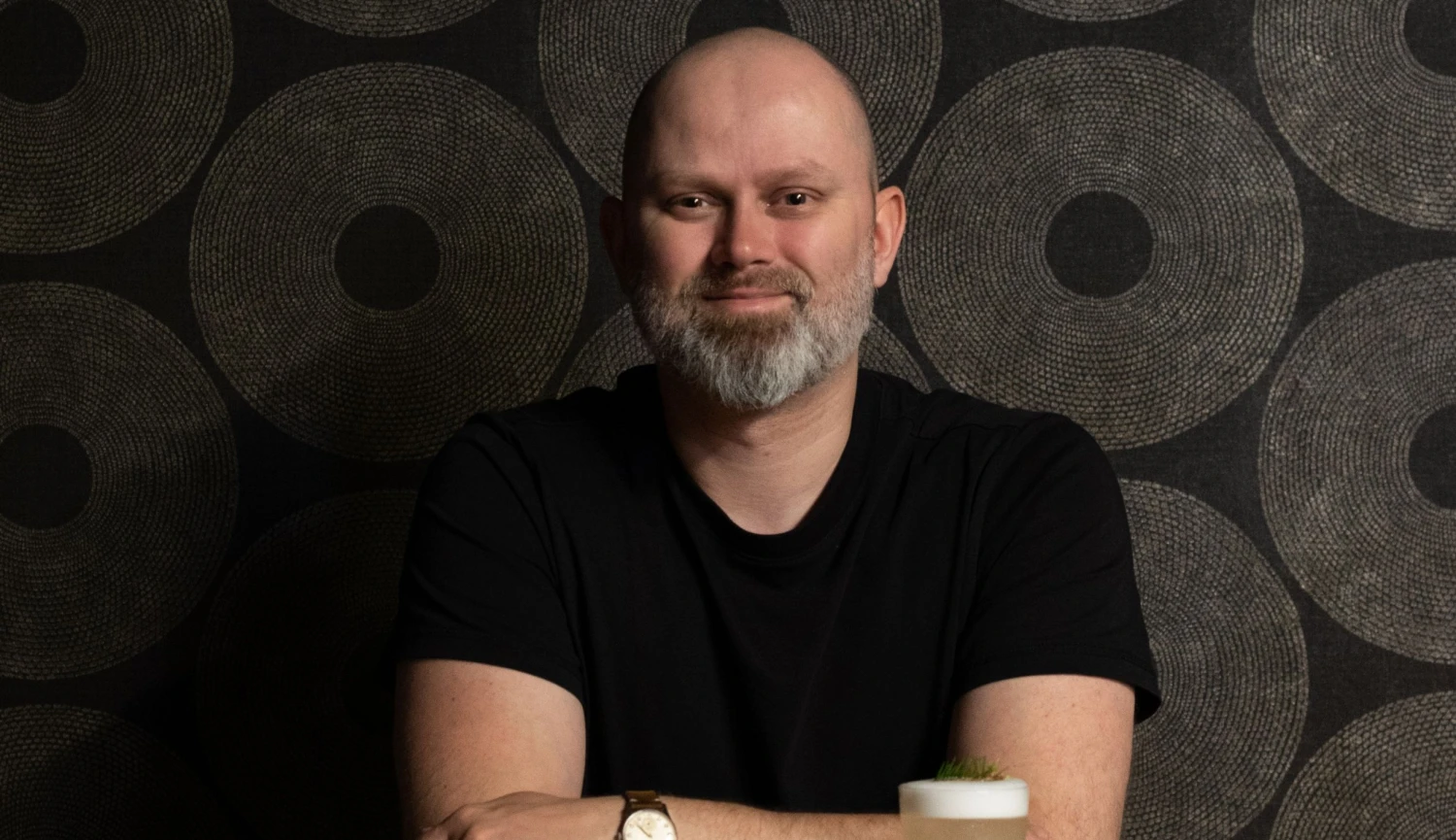 Má nejlepší koktejlové menu v Česku. Přesto jeho bar skoro nikdo nezná