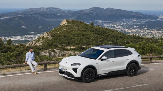 Absurdnost dneška, aneb k&nbsp;čemu obří Porsche potřebuje výkon 1156 koní?