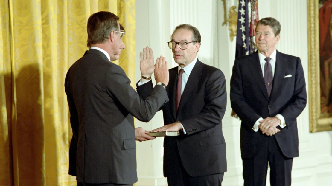 Centrální banku vedl už za Reagana. Ve věku sto let zemřel maestro Fedu Alan Greenspan