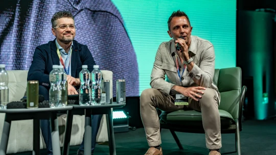 Cyklistika jako druhý golf. Na kole se ladí společné tempo i miliardové strategie