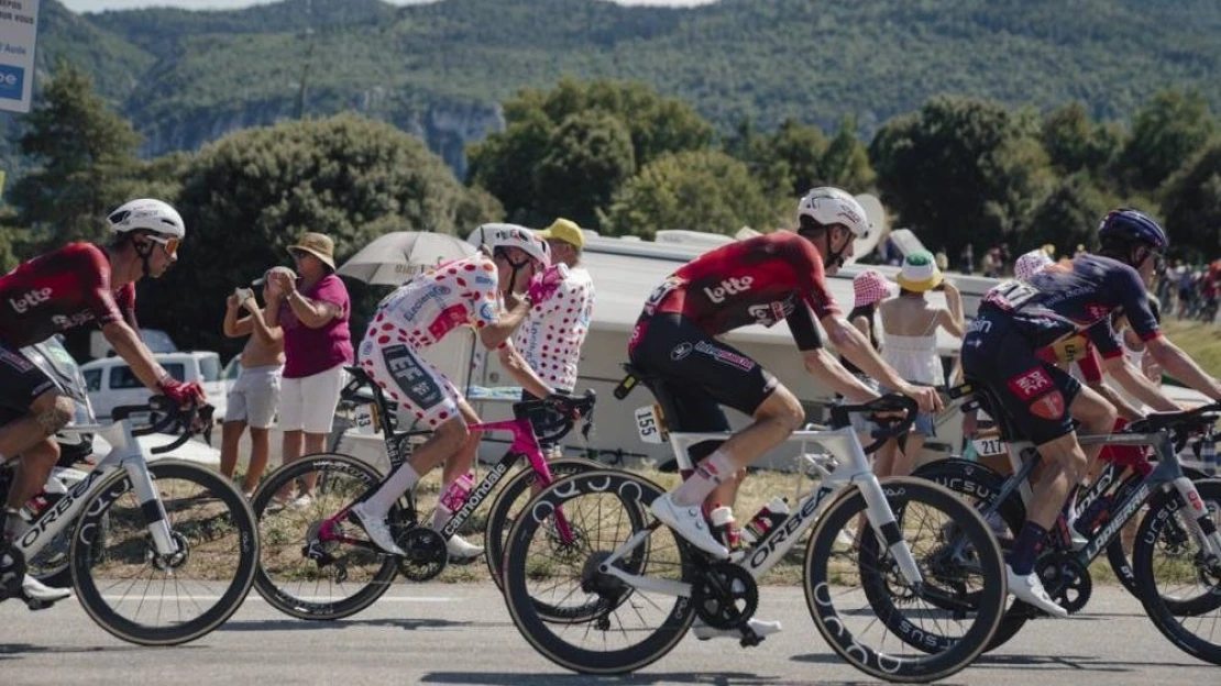 Chytré záchody i přespávací loterie. Jaké kuriozity skrývá Tour de France?