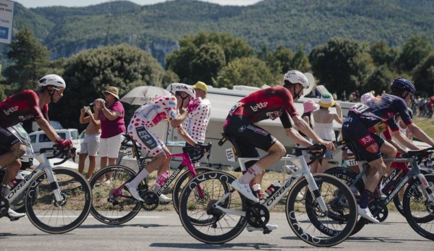 Chytré záchody i přespávací loterie. Jaké kuriozity skrývá Tour de France?