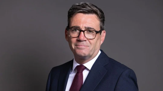 Andy Burnham se stal britským premiérem. Kdo je Král Severu a co má v plánu?