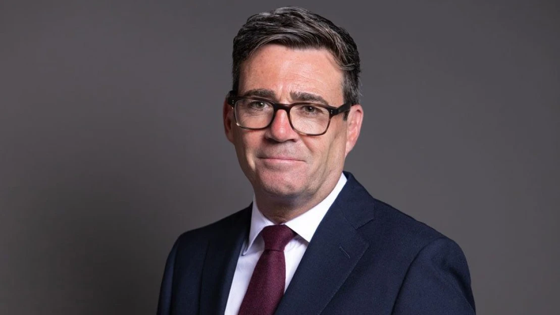 Andy Burnham se stal britským premiérem. Kdo je Král Severu a co má v plánu?