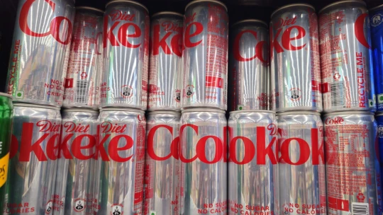 Válka v&nbsp;Íránu dopadá na ceny dietní coly. Coca-Cola řeší v&nbsp;Indii nedostatek plechovek a&nbsp;zdražuje